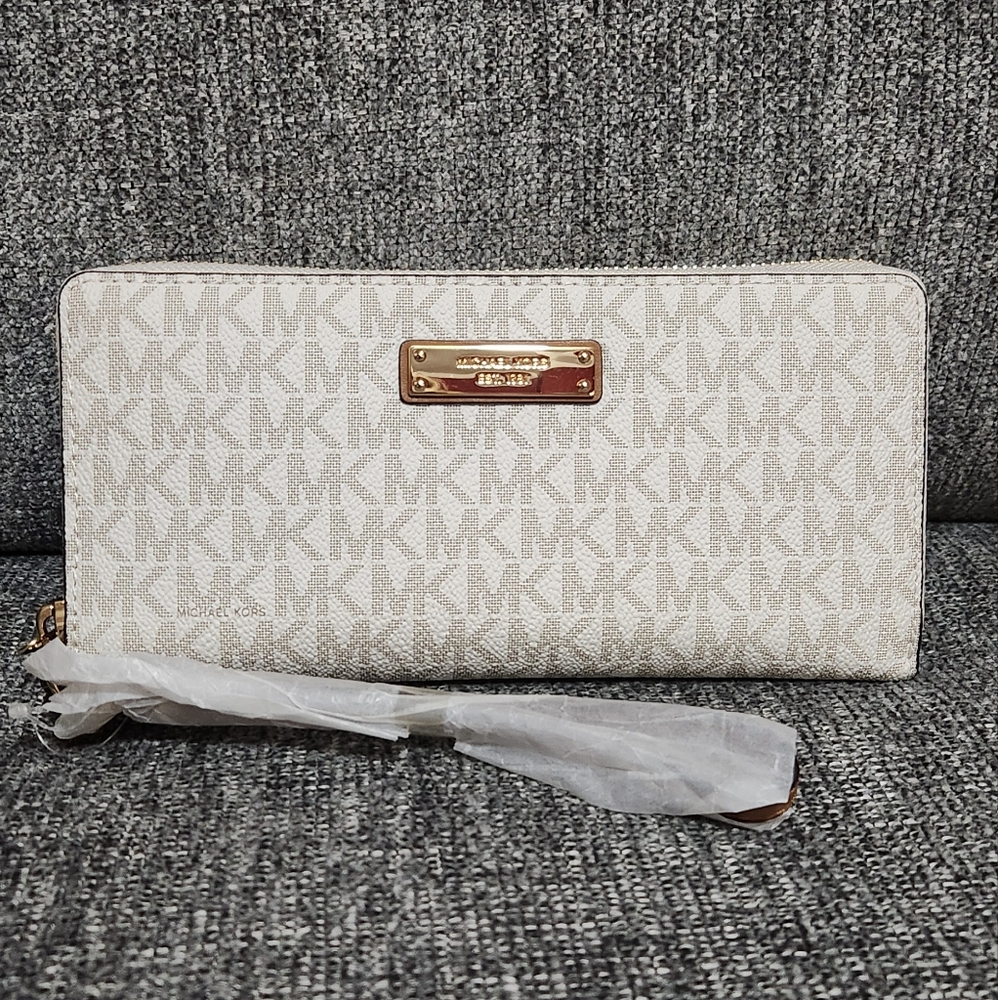 Authentic Michael Kors zipper wallet.
